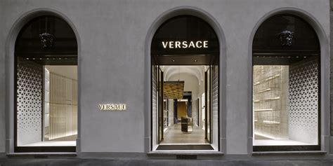 quando apre versace a firenze|Versace inaugura la nuova boutique di Firenze .